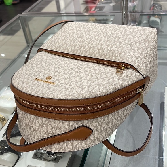 Michael Kors Womens Valerie Medium Logo Backpack 30F2G9VB2B-149 (Vanilla)
NWT - Picture 13 of 16